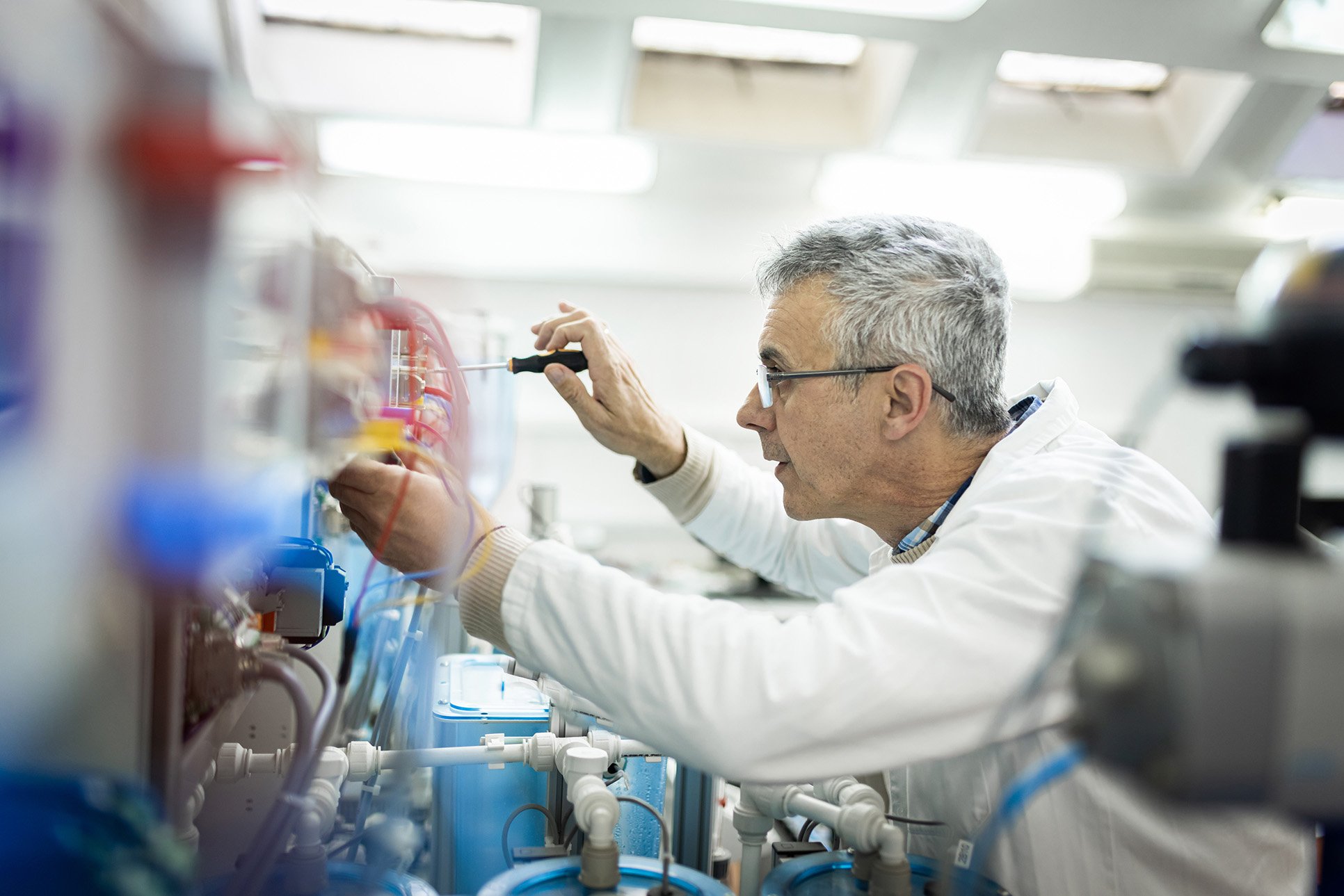 iStock-1370671084-MedicalDevFieldServiceTech-ALT